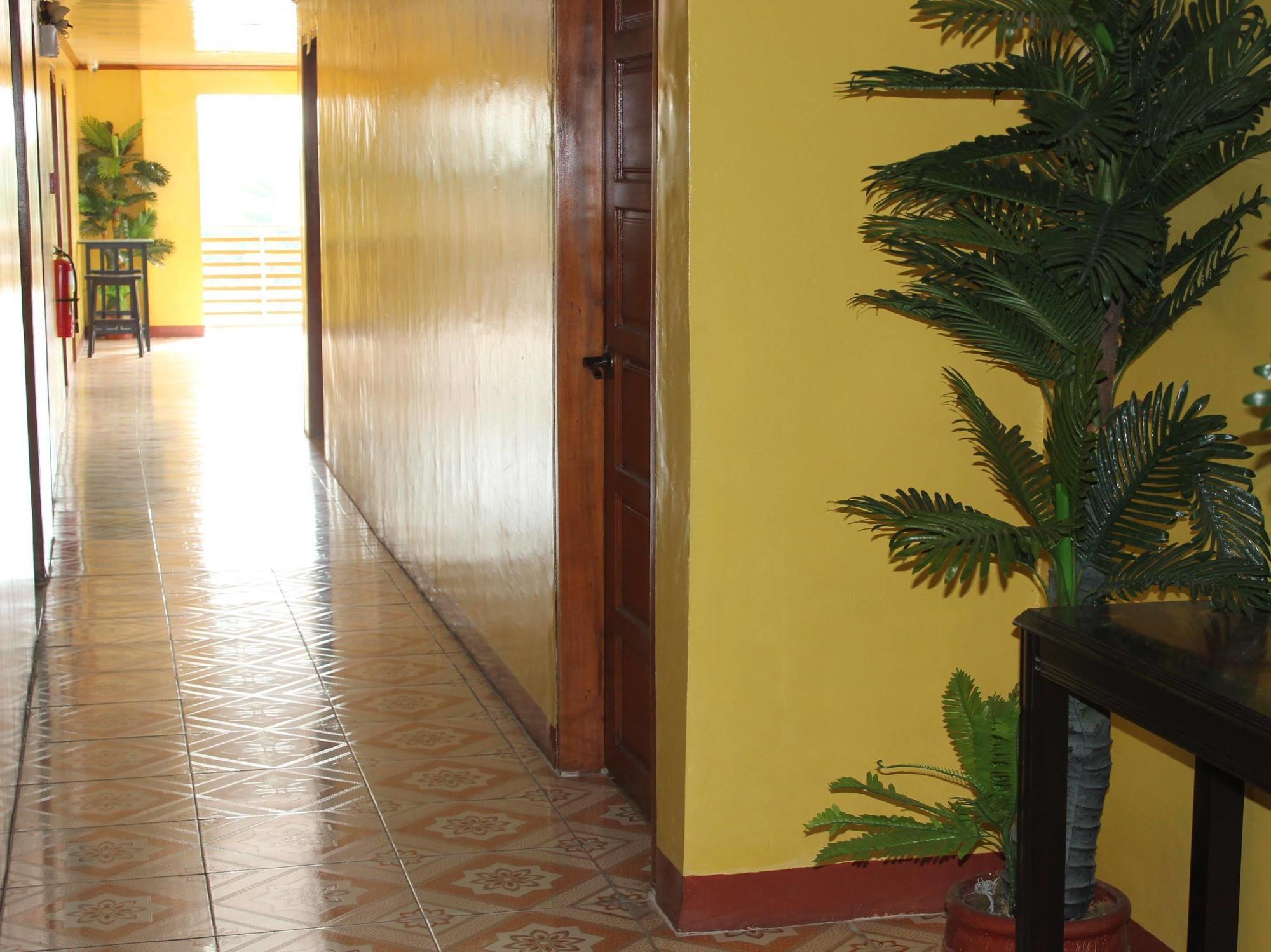 Reddoorz Near Golden Sarok Shrine Hotel Kalibo Exterior photo